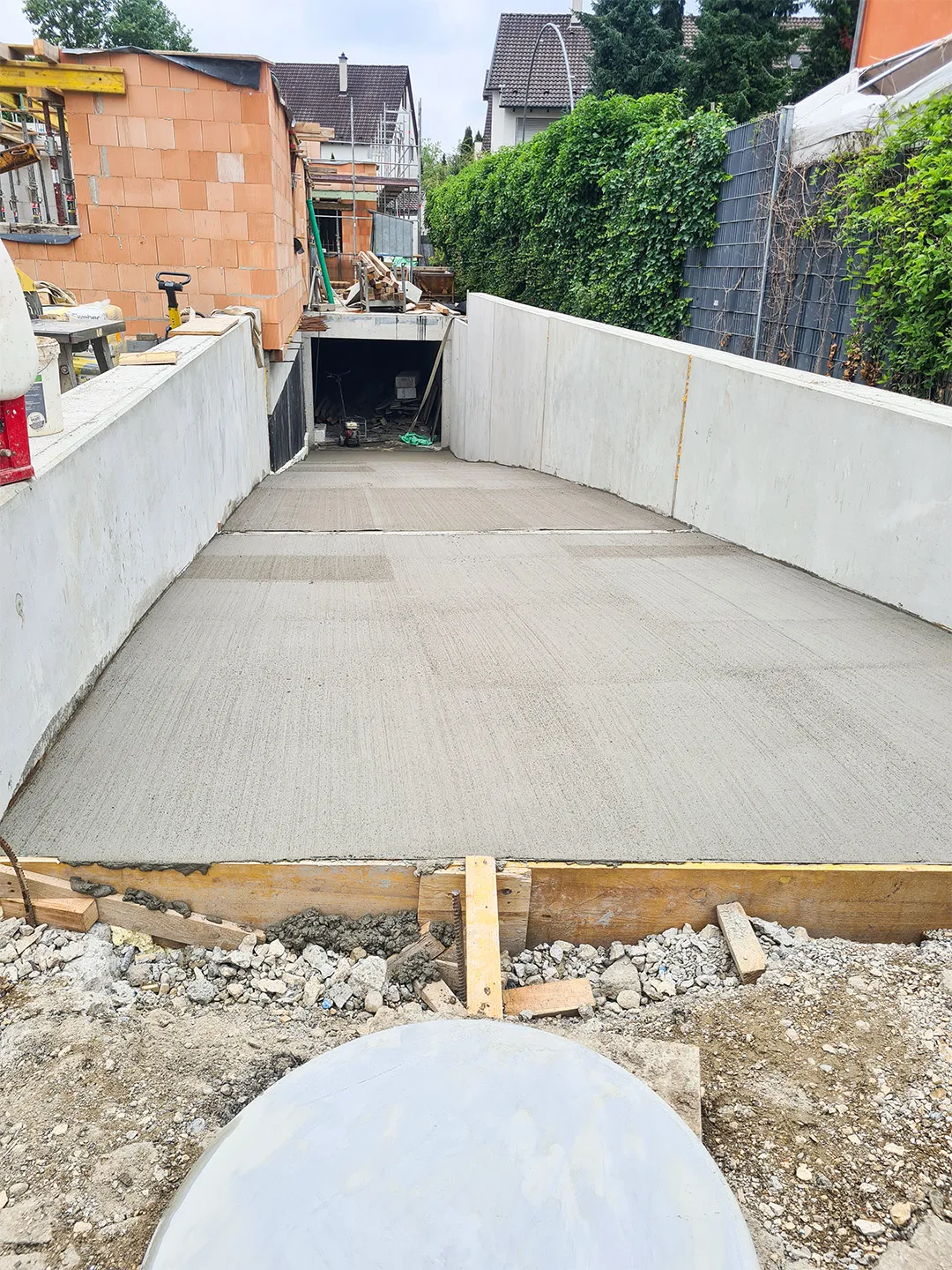 frisch betonierte Abfahrt zu einer Tiefgarage auf einer städtischen Baustelle