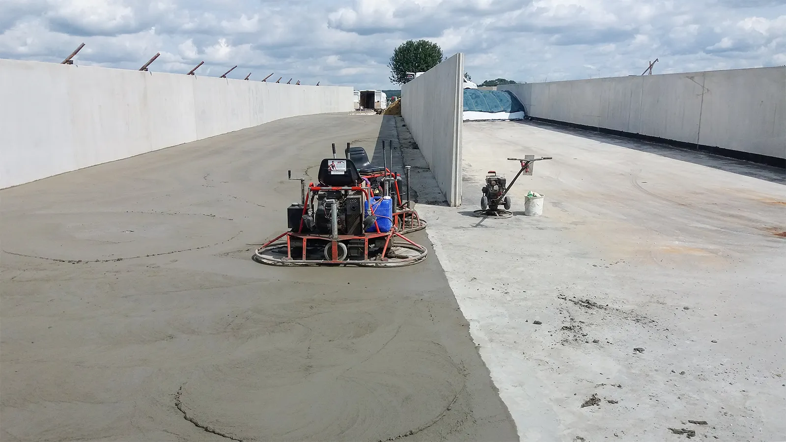 Betonbodenverlegung auf großer Außenfläche mit Glättmaschinen – AVB Bautechnik