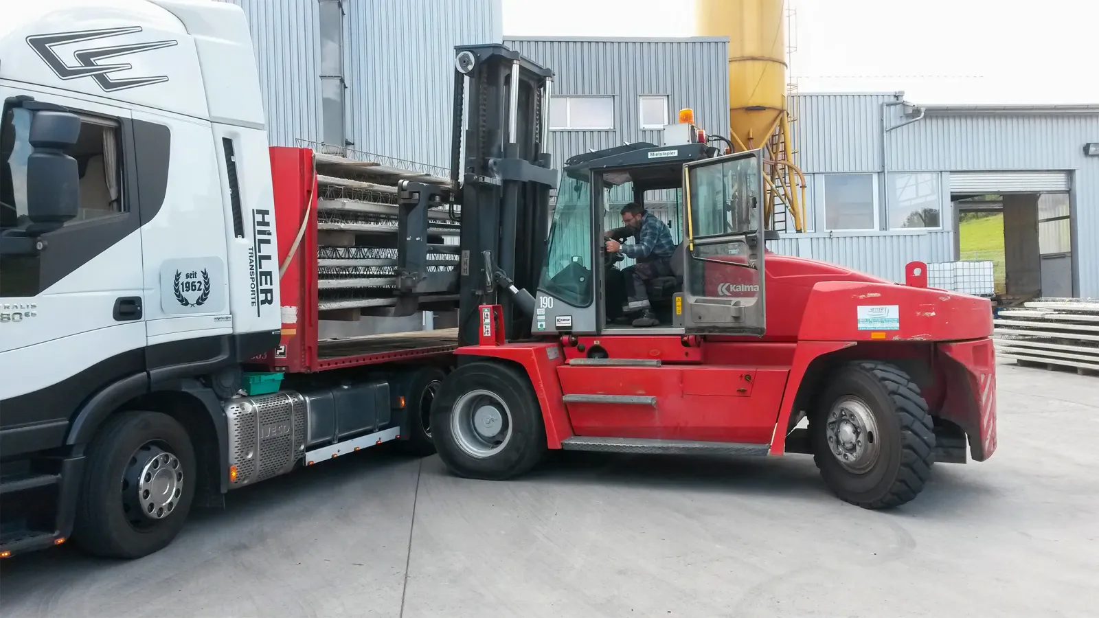Roter Gabelstapler auf Industrieboden – Hartbetonboden AVB Bautechnik