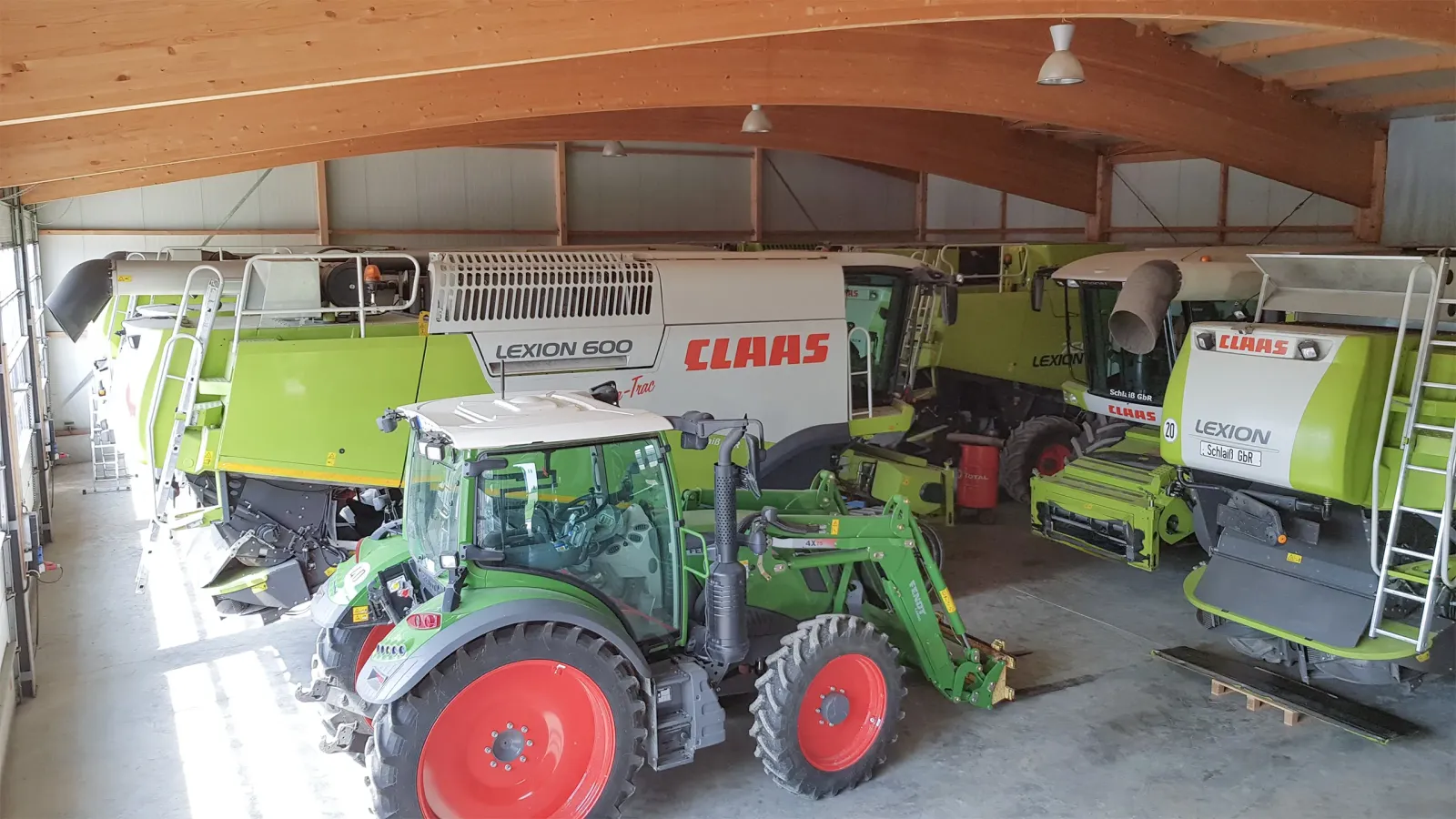 Landwirtschaftliche Maschinen in Halle – Betonboden für Landwirtschaft AVB Allgäu