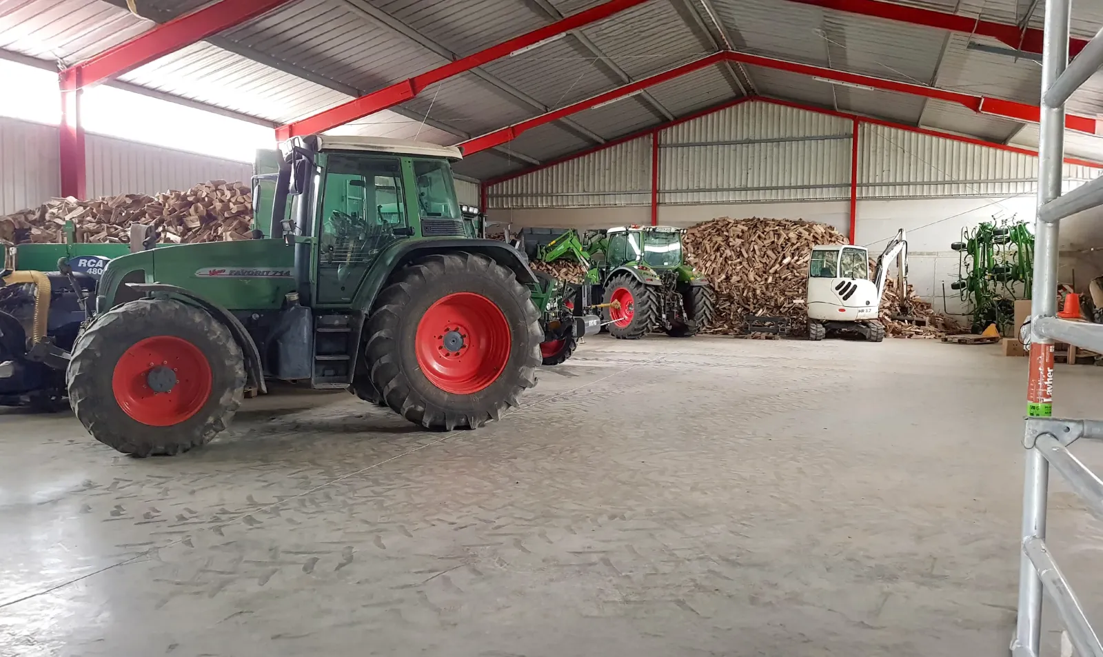 Betonboden in Landwirtschaftshalle mit Traktor – Industrieboden AVB Bautechnik