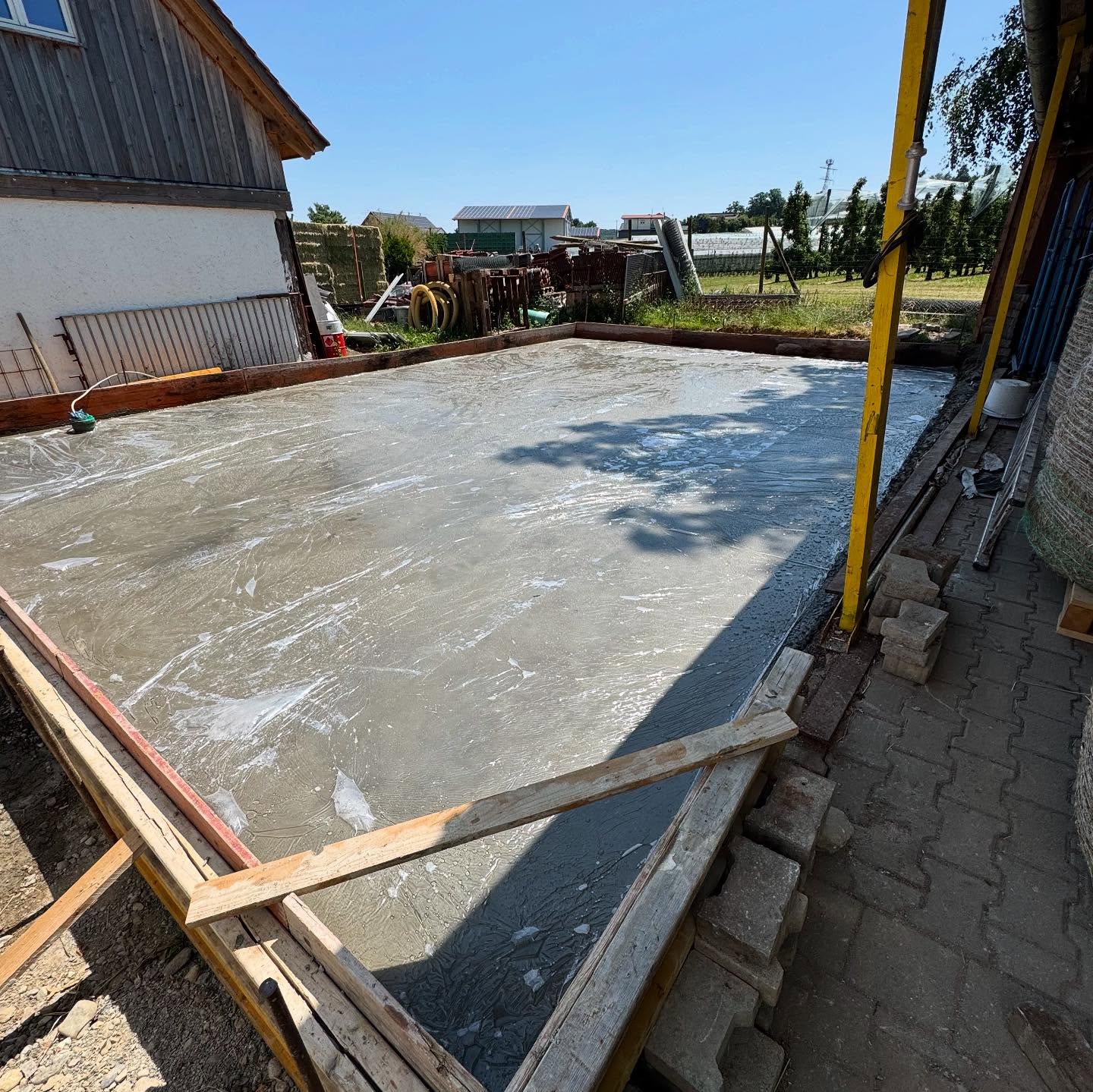 Bauen bei Sonnenschein ☀️

Heute durften wir nahe Friedrichshafen eine Garage betonieren und maschi…