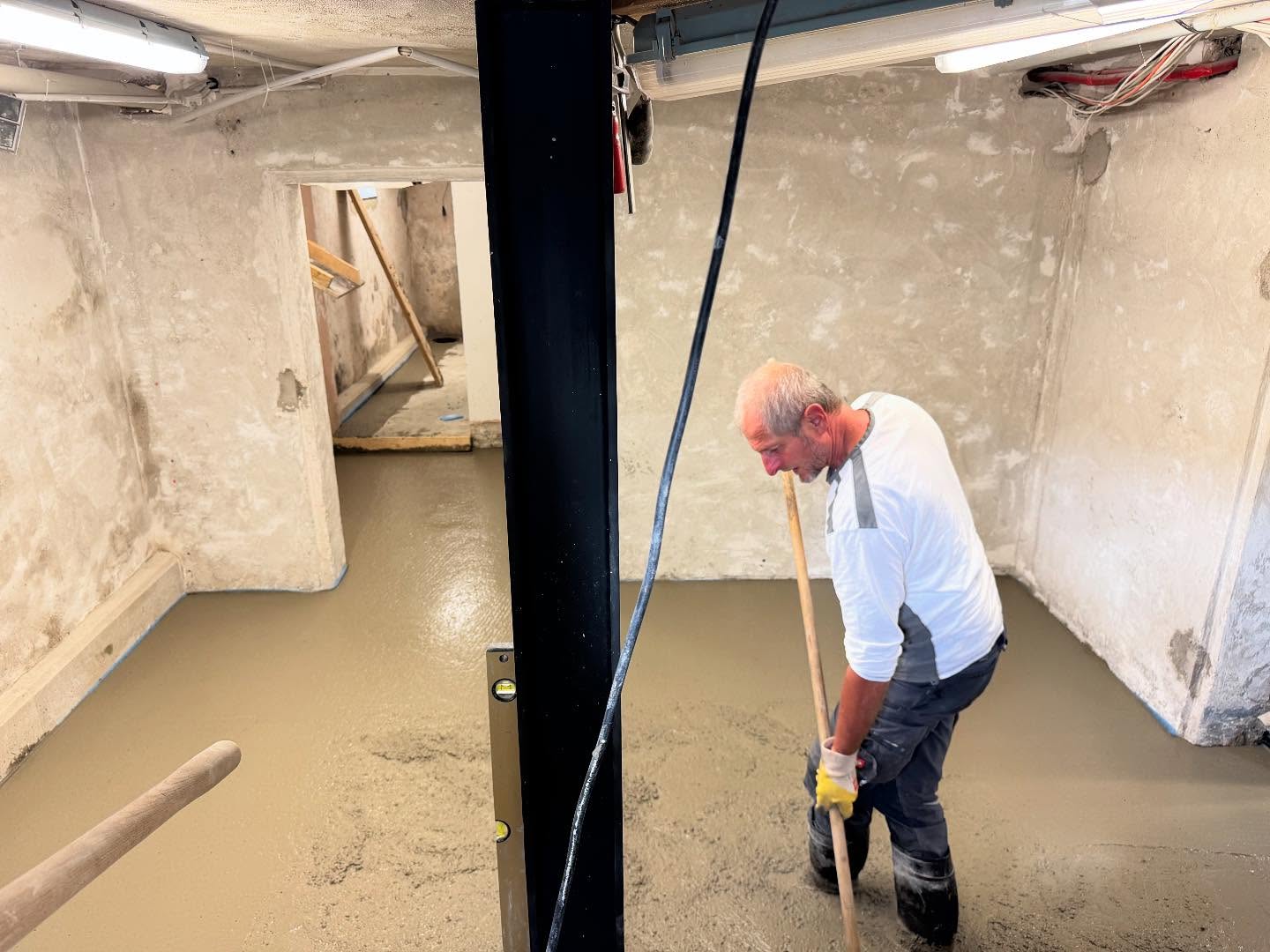 Neuer Boden für alten Keller
In diesem Keller haben wir einen komplett neuen Betonboden mit 11 cm…