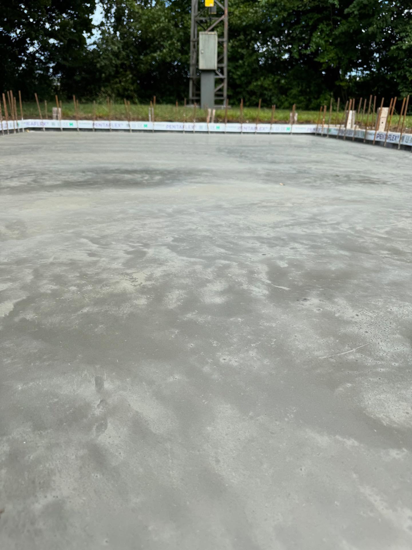 Glätten für die Versorgung

Heute haben wir eine Betonplatte geglättet, auf der künftig ein Generat…