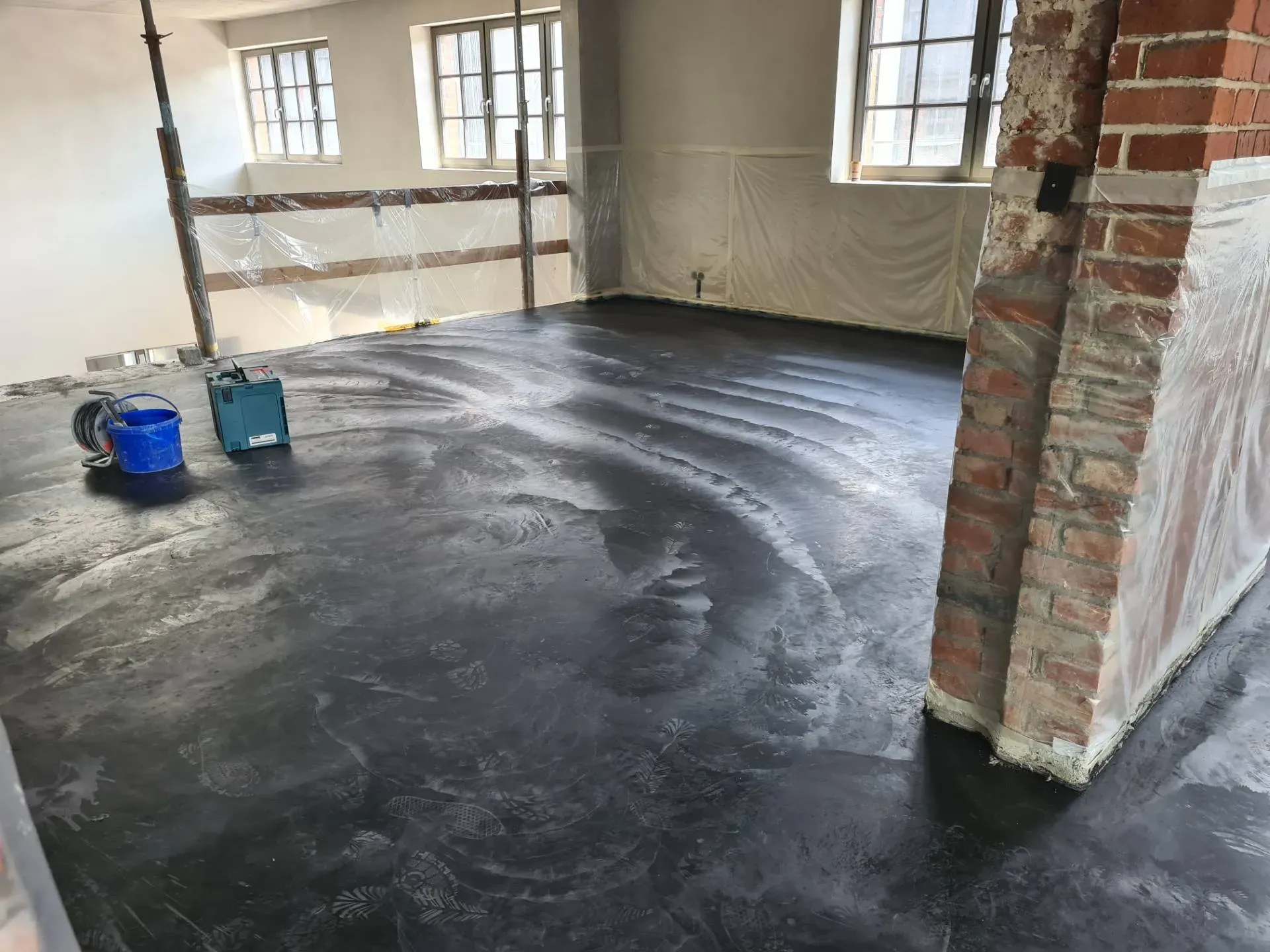 Wohnbeton_schwarz_eingefarbt_und_poliert_2 Wohnbeton_schwarz_eingefarbt_und_poliert_2