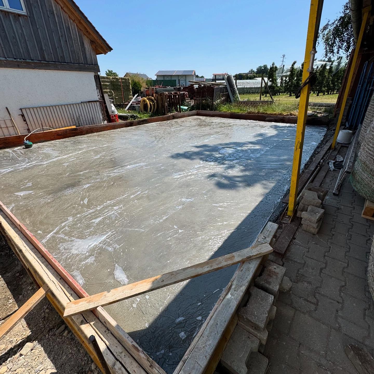 Bauen bei Sonnenschein ☀️

Heute durften wir nahe Friedrichshafen eine Garage betonieren und maschi…