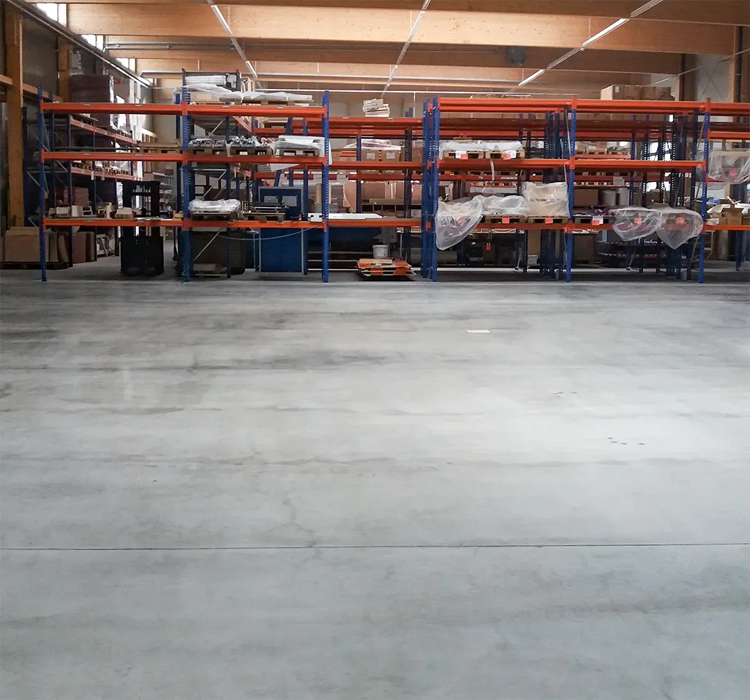 Lagerhalle mit Regalsystemen und poliertem Betonboden