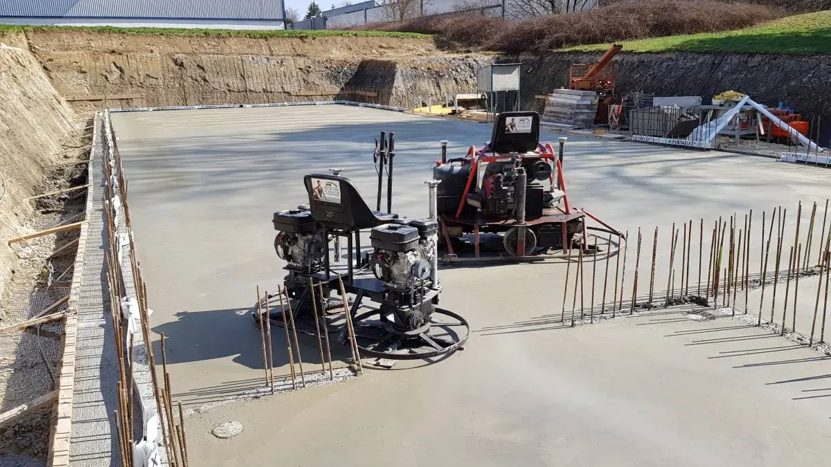 Bild von Aufsitz-Glättmaschine (nur 70 cm breit). <a href="index.php?option=com_tags&view=tag&id[0]=17:eigenentwicklung">Eigenentwicklung</a>, <a href="index.php?option=com_tags&view=tag&id[0]=18:betonglaetter">Betonglätter</a>, <a href="index.php?option=com_tags&view=tag&id[0]=19:glaettmaschine">Glättmaschine</a>, <a href="index.php?option=com_tags&view=tag&id[0]=20:aufsitzbetonglaetter">Aufsitzbetonglätter</a>, <a href="index.php?option=com_tags&view=tag&id[0]=21:schleifmaschine">Schleifmaschine</a>