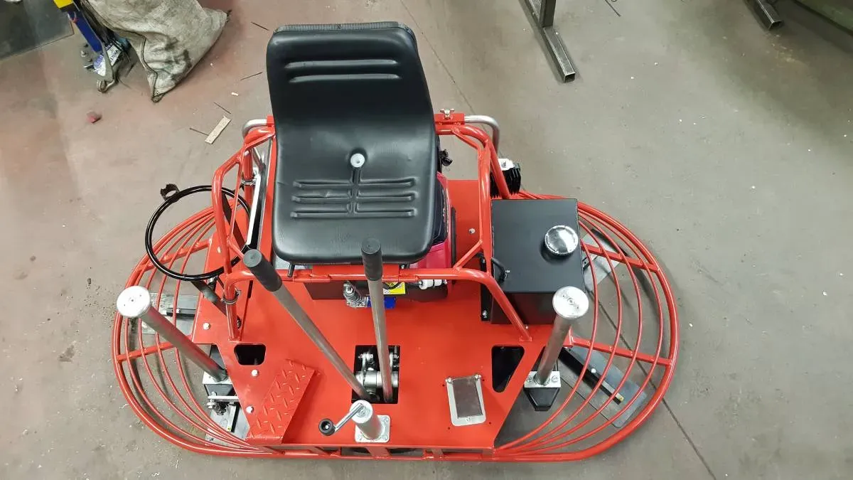 Bild von Aufsitz-Betonglätter. <a href="index.php?option=com_tags&view=tag&id[0]=18:betonglaetter">Betonglätter</a>, <a href="index.php?option=com_tags&view=tag&id[0]=19:glaettmaschine">Glättmaschine</a>, <a href="index.php?option=com_tags&view=tag&id[0]=20:aufsitzbetonglaetter">Aufsitzbetonglätter</a>, <a href="index.php?option=com_tags&view=tag&id[0]=21:schleifmaschine">Schleifmaschine</a>