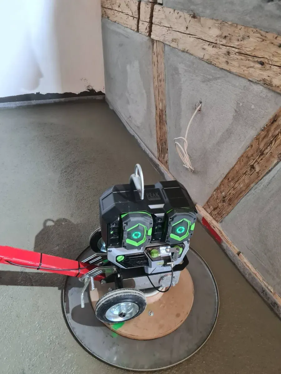 Bild von Handgeführter-Akku-Betonglätter. <a href="index.php?option=com_tags&view=tag&id[0]=18:betonglaetter">Betonglätter</a>, <a href="index.php?option=com_tags&view=tag&id[0]=19:glaettmaschine">Glättmaschine</a>, <a href="index.php?option=com_tags&view=tag&id[0]=21:schleifmaschine">Schleifmaschine</a>, <a href="index.php?option=com_tags&view=tag&id[0]=22:handgefuehrter-betonglaetter">Handgeführter Betonglätter</a>, <a href="index.php?option=com_tags&view=tag&id[0]=23:akku">Akku</a>