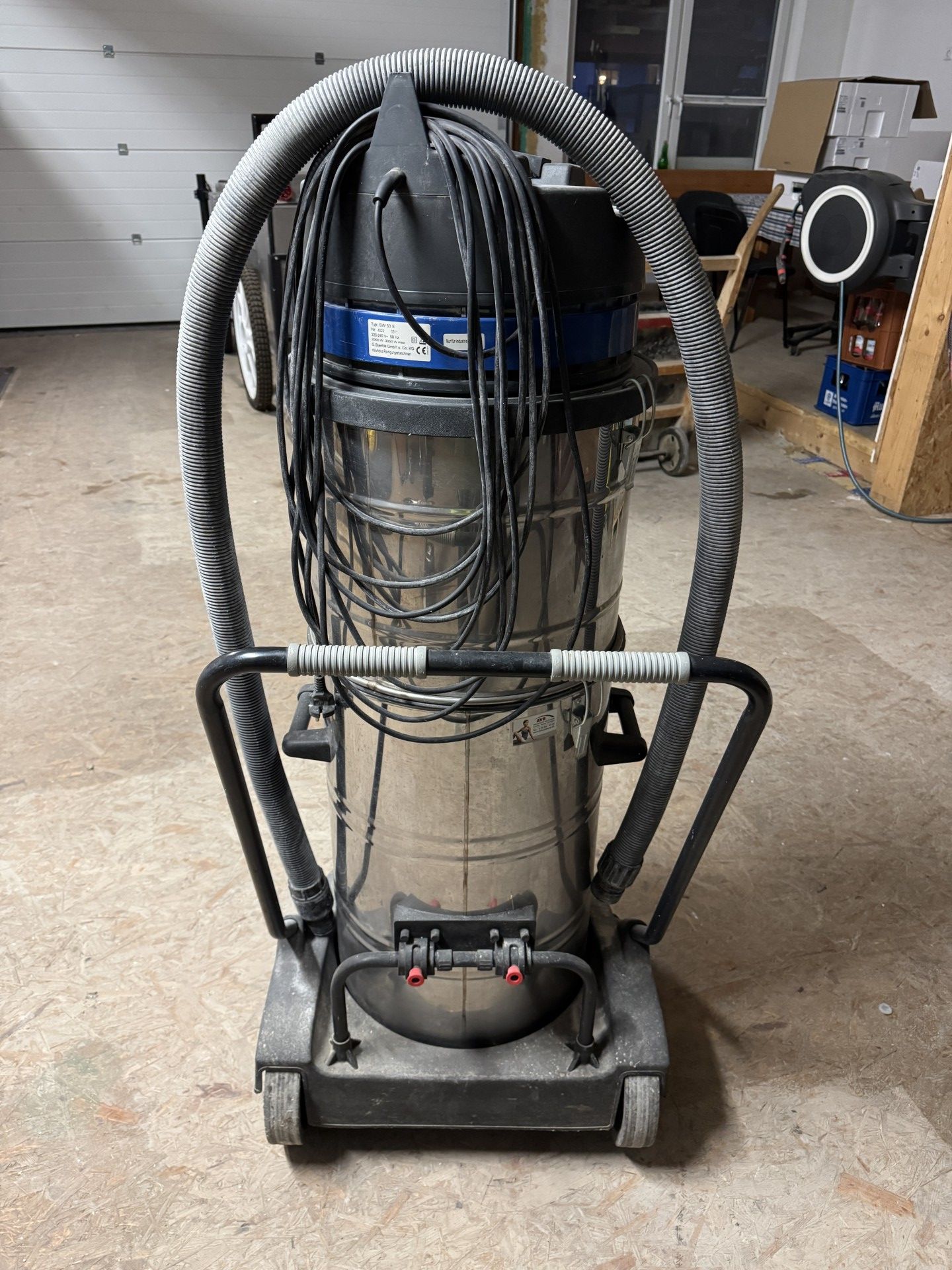 Bild von Columbus SW 53 S – leistungsstarker Industriestaubsauger (gebraucht). <a href="index.php?option=com_tags&view=tag&id[0]=26:gebraucht">Gebraucht</a>, <a href="index.php?option=com_tags&view=tag&id[0]=28:baumaschine">Baumaschine</a>