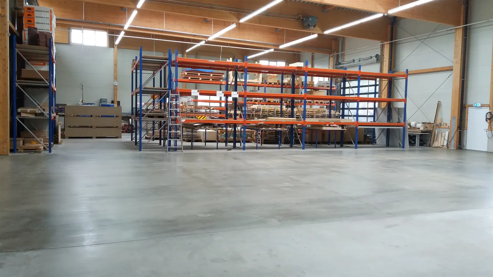 leere Lagerhalle mit Regalsystemen und lagertypischer Ausstattung