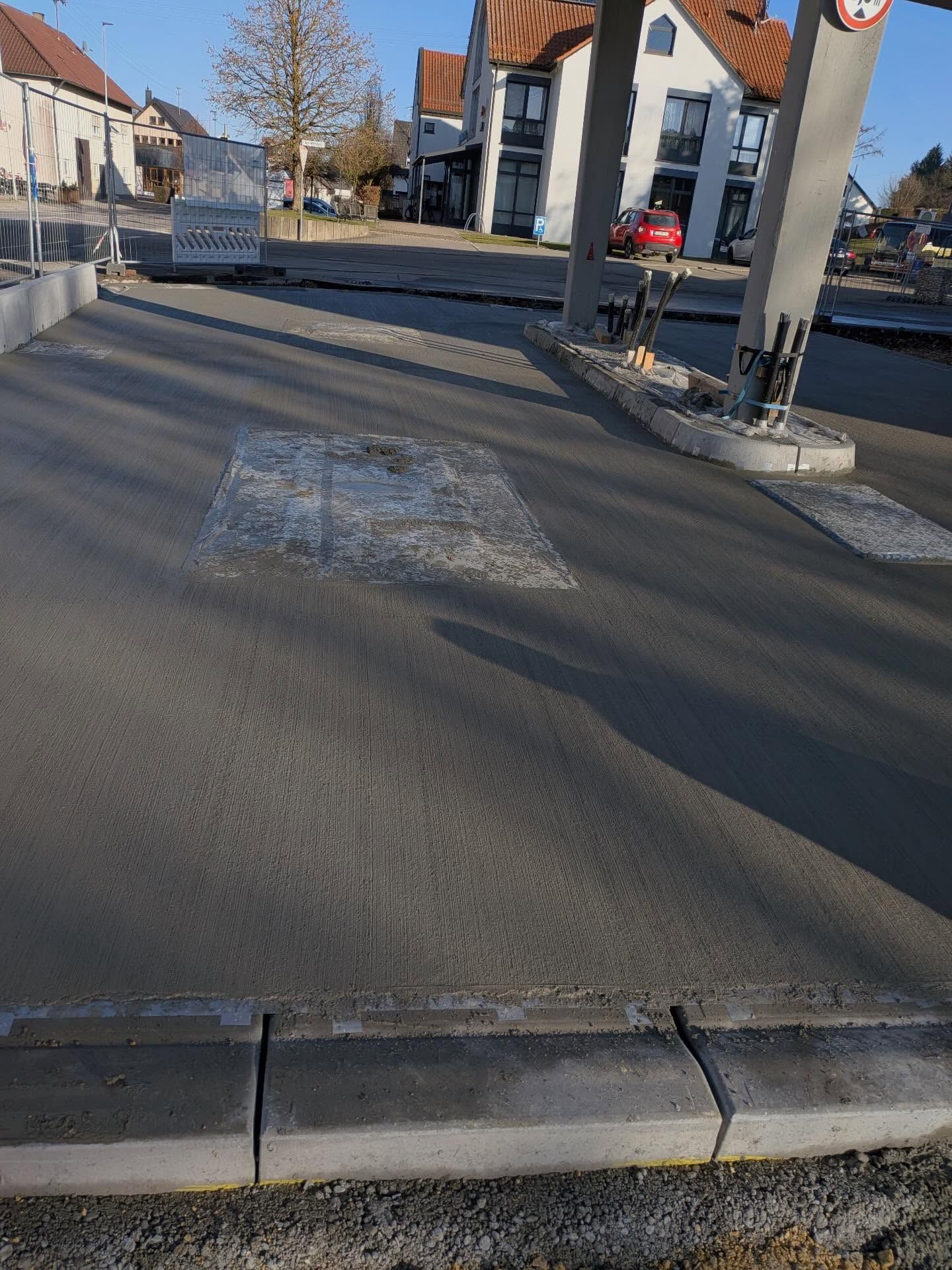 100 m² neue Tankstellenfläche – sauber betoniert & mit Besenstrich ausgeführt

Für die Firma Straub…