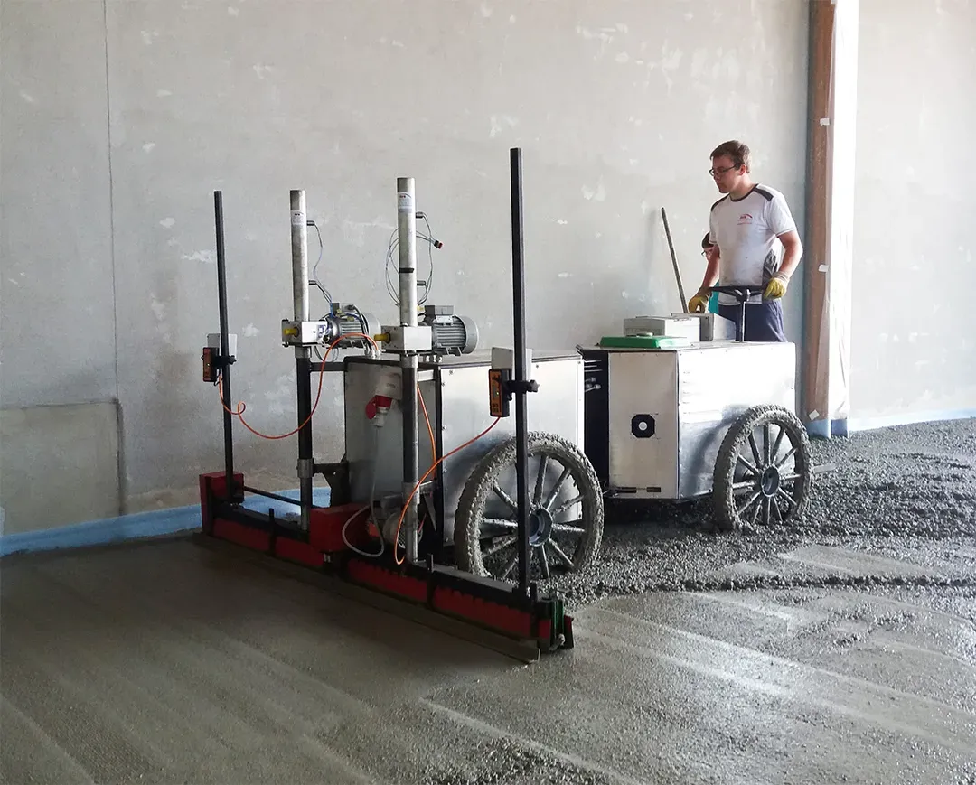 Gesteuerte Maschine für die Bodenbearbeitung auf grob nivellierter Fläche in einem Rohbau