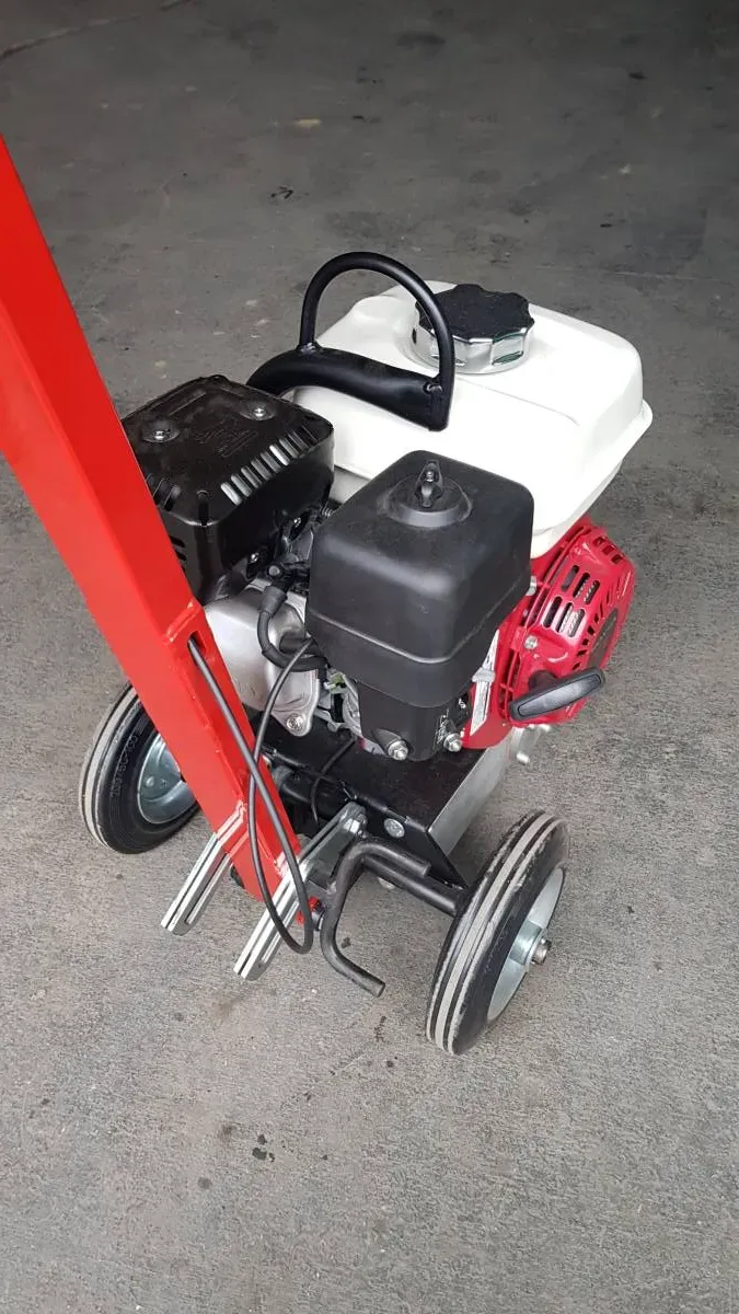 Bild von Handgeführter-Betonglätter. <a href="index.php?option=com_tags&view=tag&id[0]=18:betonglaetter">Betonglätter</a>, <a href="index.php?option=com_tags&view=tag&id[0]=19:glaettmaschine">Glättmaschine</a>, <a href="index.php?option=com_tags&view=tag&id[0]=21:schleifmaschine">Schleifmaschine</a>, <a href="index.php?option=com_tags&view=tag&id[0]=22:handgefuehrter-betonglaetter">Handgeführter Betonglätter</a>