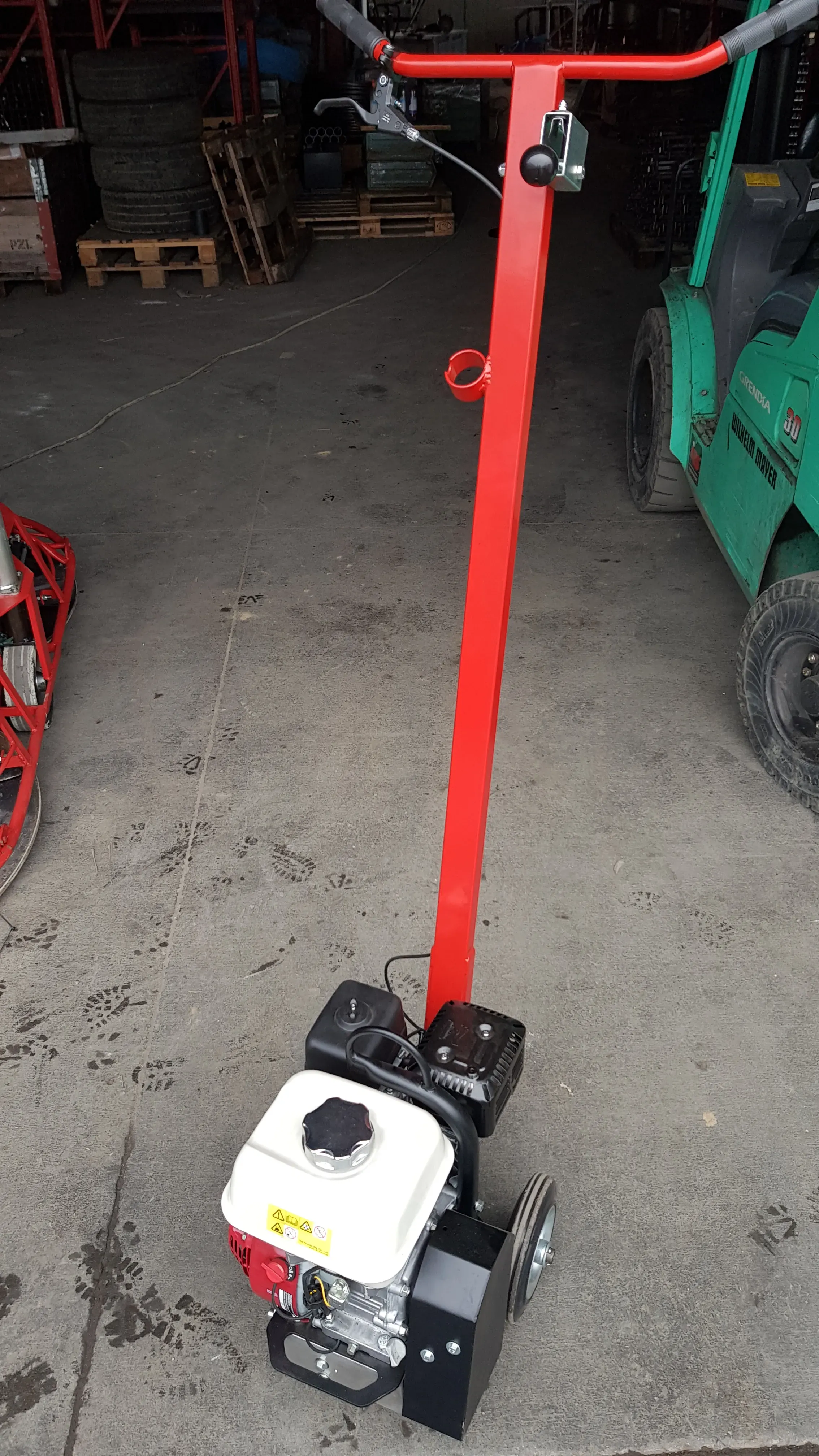 Bild von Handgeführter-Betonglätter. <a href="index.php?option=com_tags&view=tag&id[0]=18:betonglaetter">Betonglätter</a>, <a href="index.php?option=com_tags&view=tag&id[0]=19:glaettmaschine">Glättmaschine</a>, <a href="index.php?option=com_tags&view=tag&id[0]=21:schleifmaschine">Schleifmaschine</a>, <a href="index.php?option=com_tags&view=tag&id[0]=22:handgefuehrter-betonglaetter">Handgeführter Betonglätter</a>